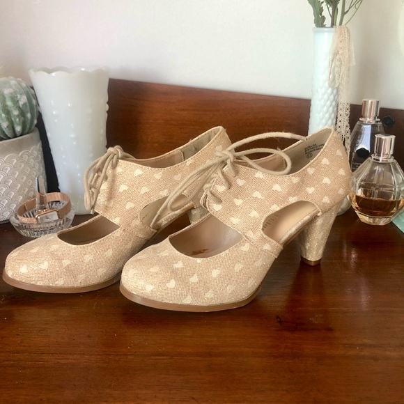 New heart print gold swing heels - Picture 2 of 4